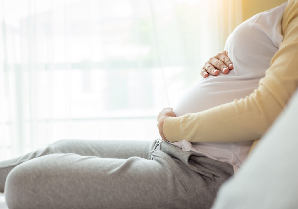 Gestante sentindo o bebê na barriga