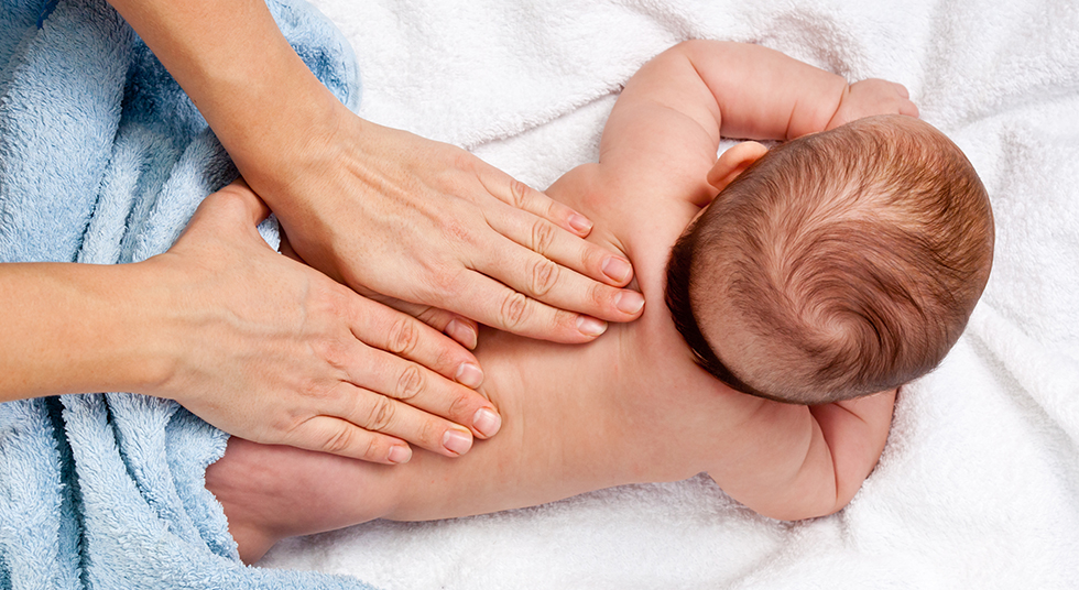 Os benefícios da massagem para o bebê
