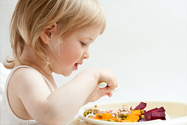 Rotina alimentar da criança de 2 anos: quais as grandes mudanças?