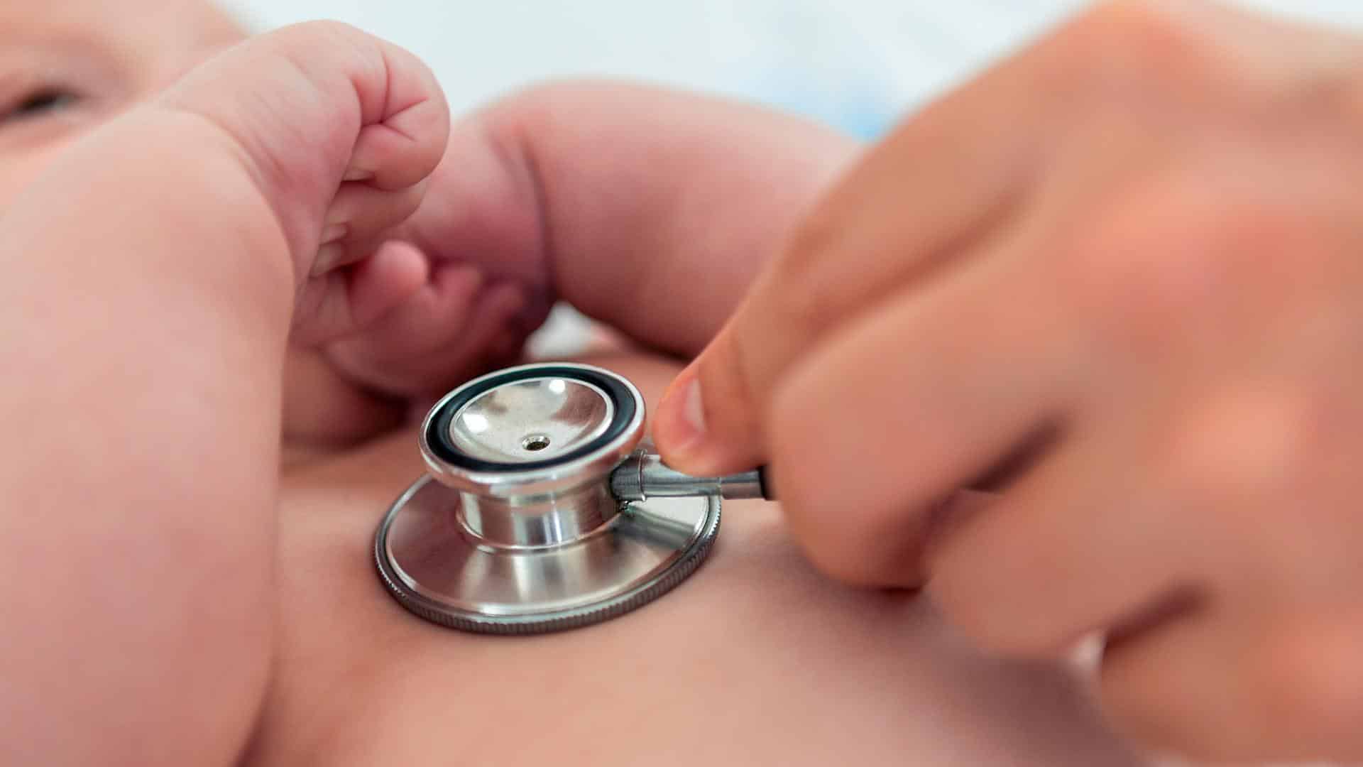 Recém-nascido em consulta médica