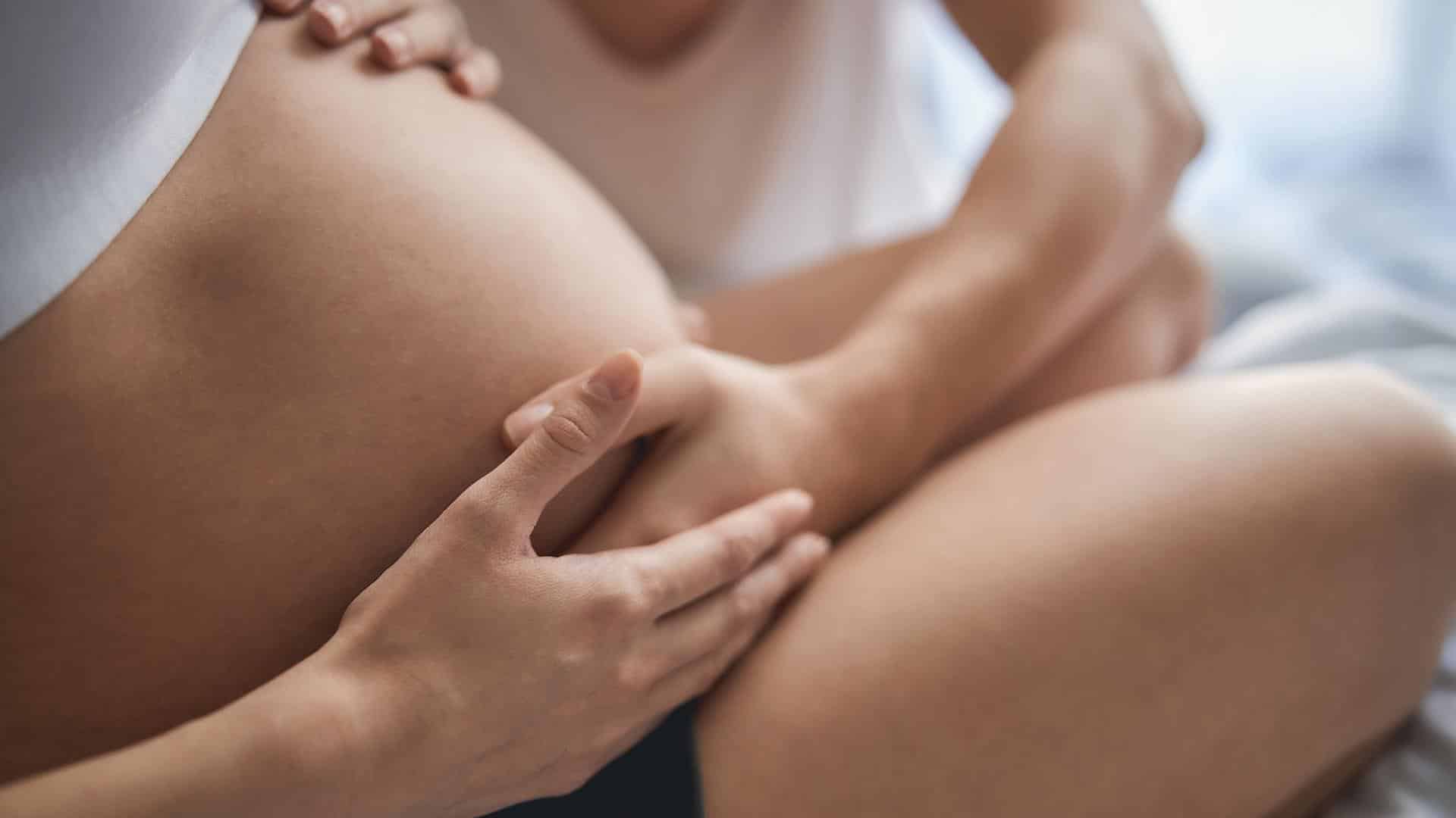 Barriga de grávida sendo apalpada