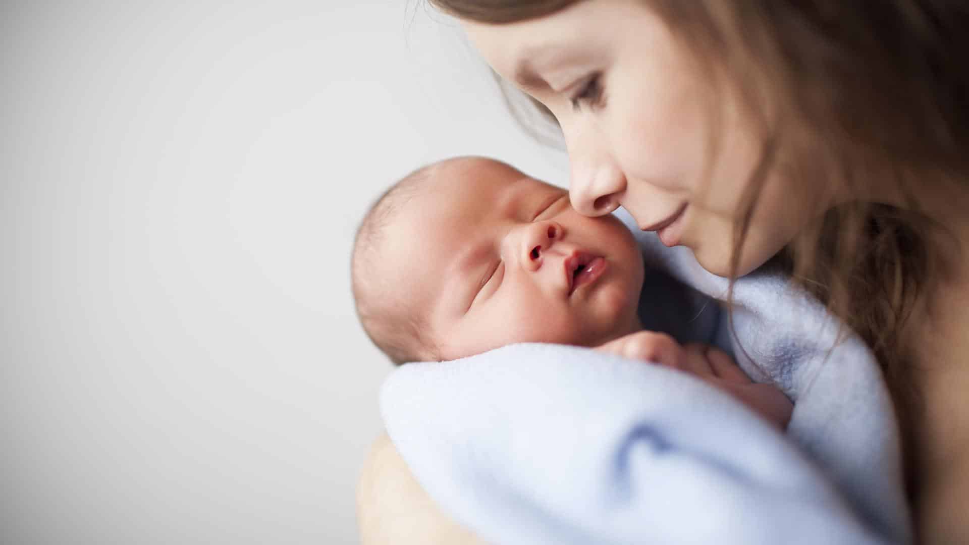 Mãe e bebê em momento de carinho