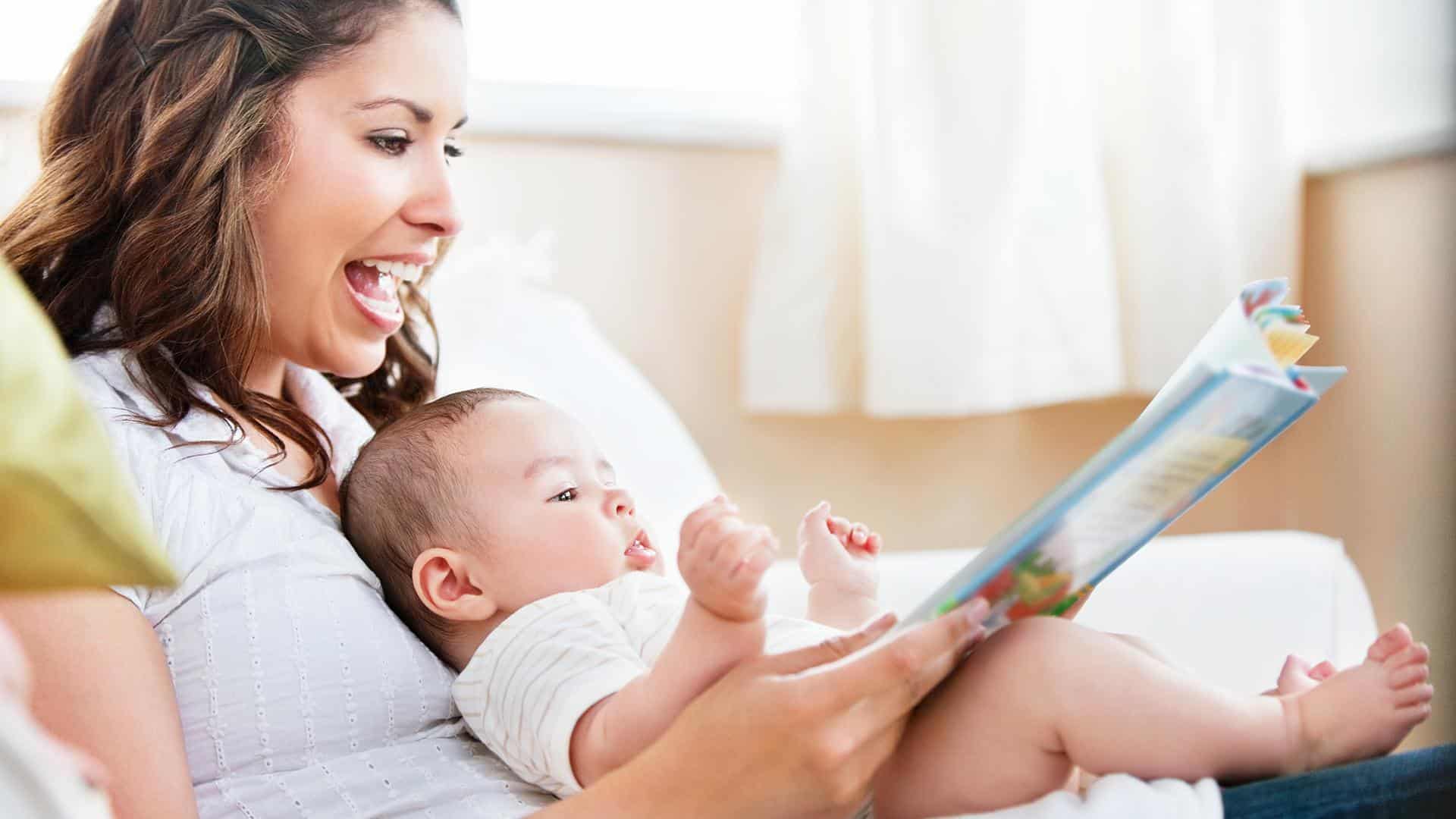 Mãe lendo para o filho como forma de estímulo da fala