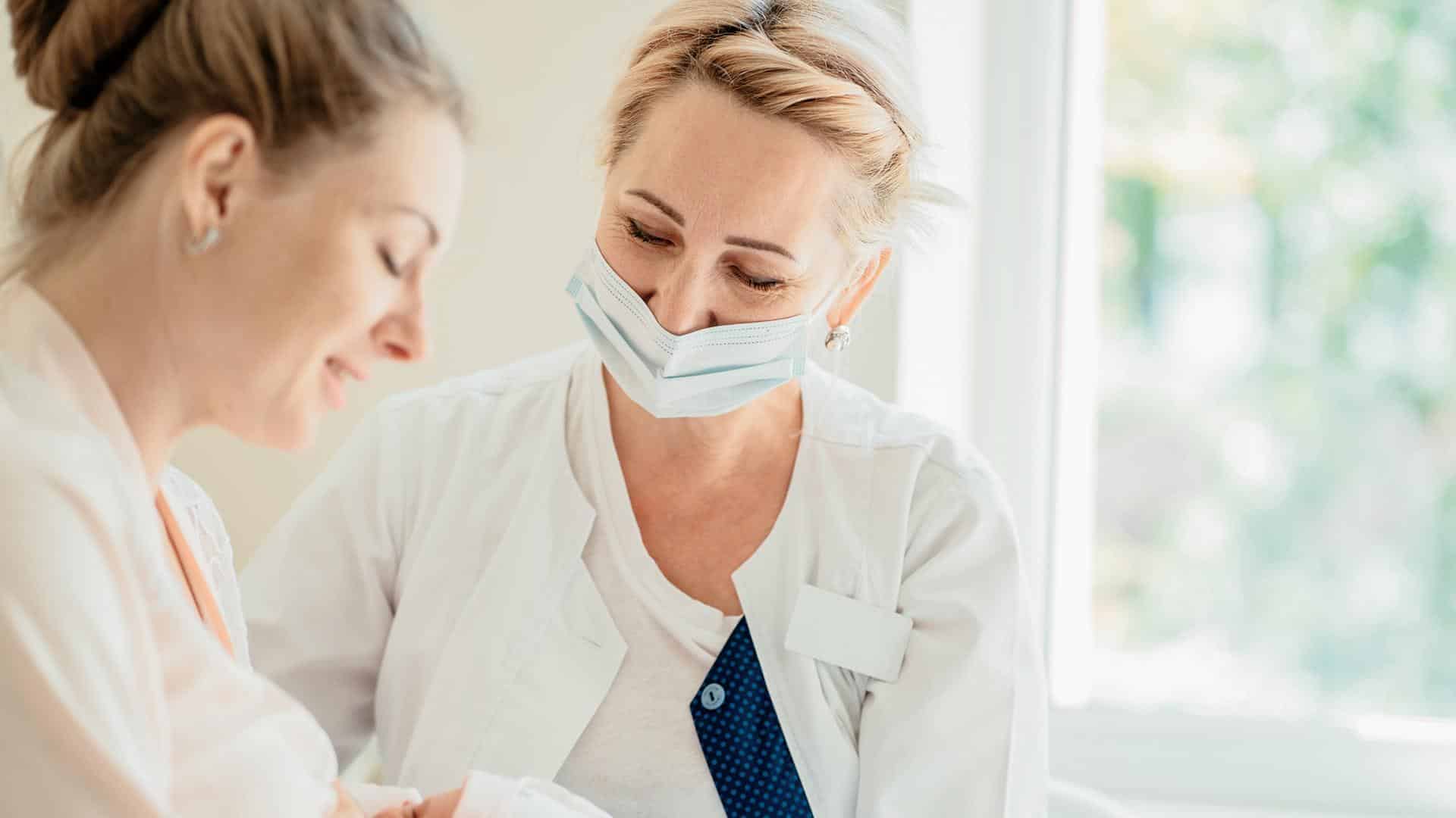 Mulher em consulta médica