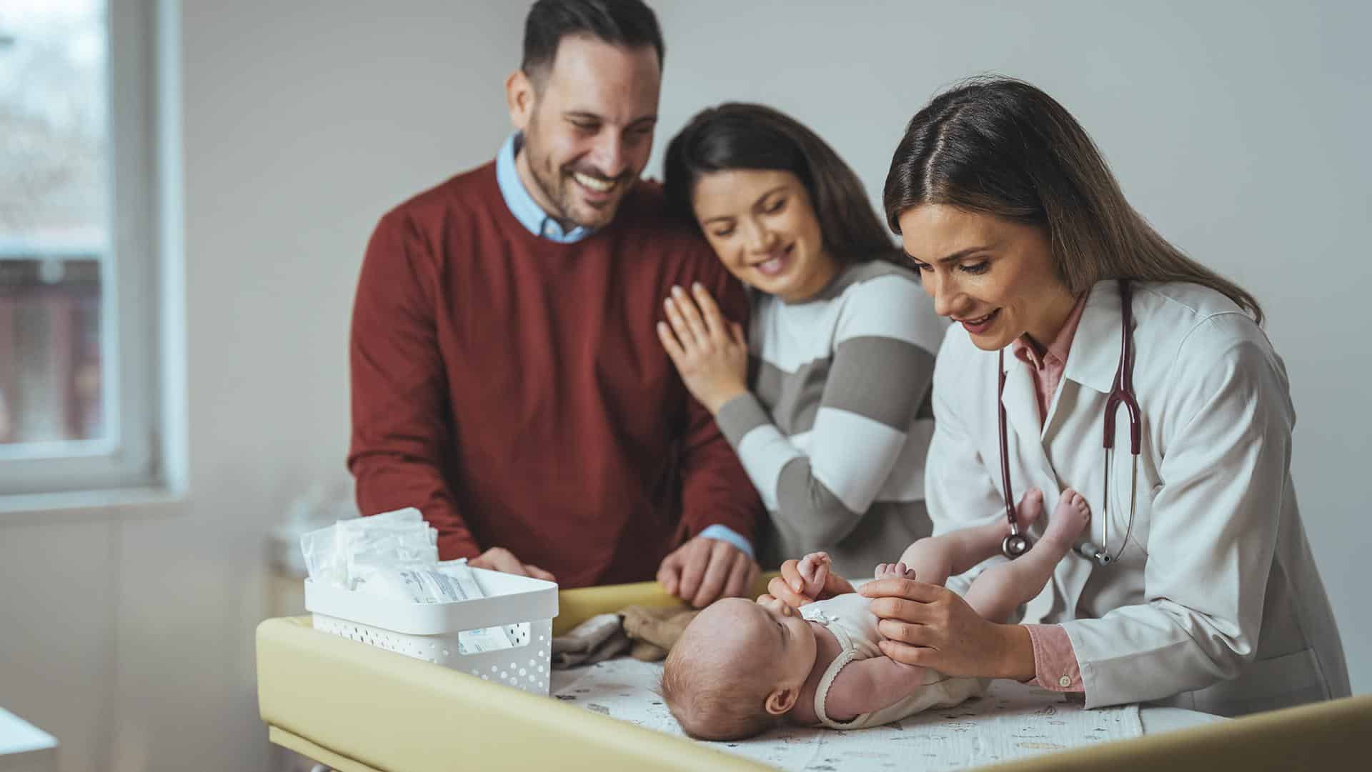 Família acompanhando o filho em consulta médica