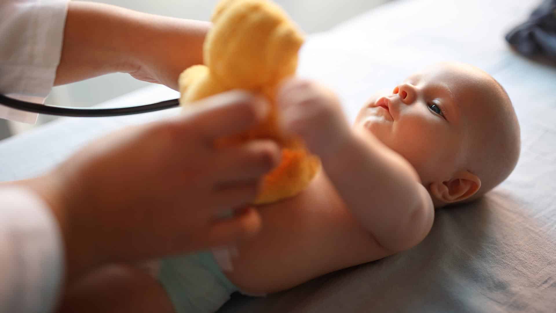 Bebê em consulta pediátrica