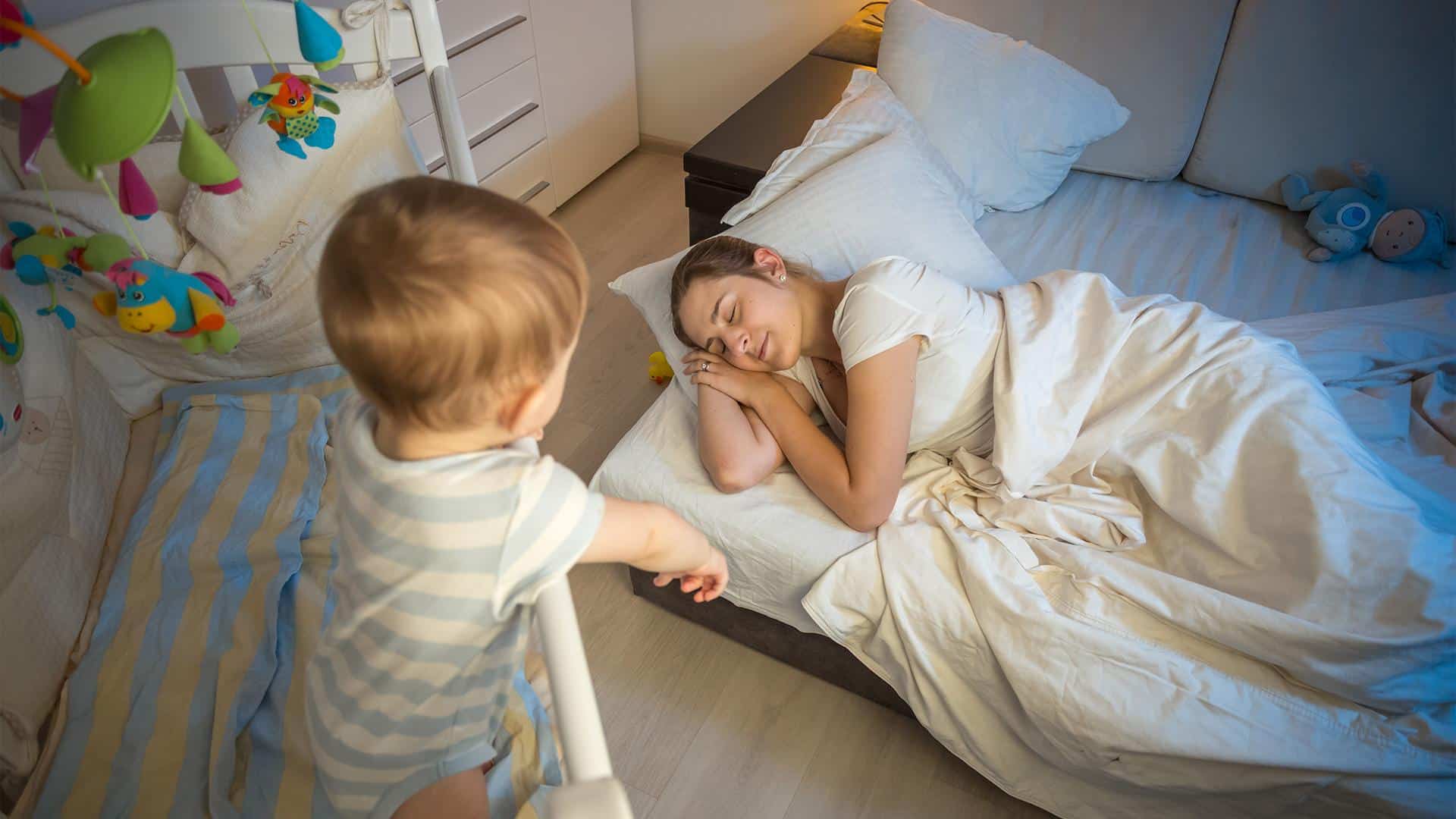 Bebê acordado enquanto mãe dorme