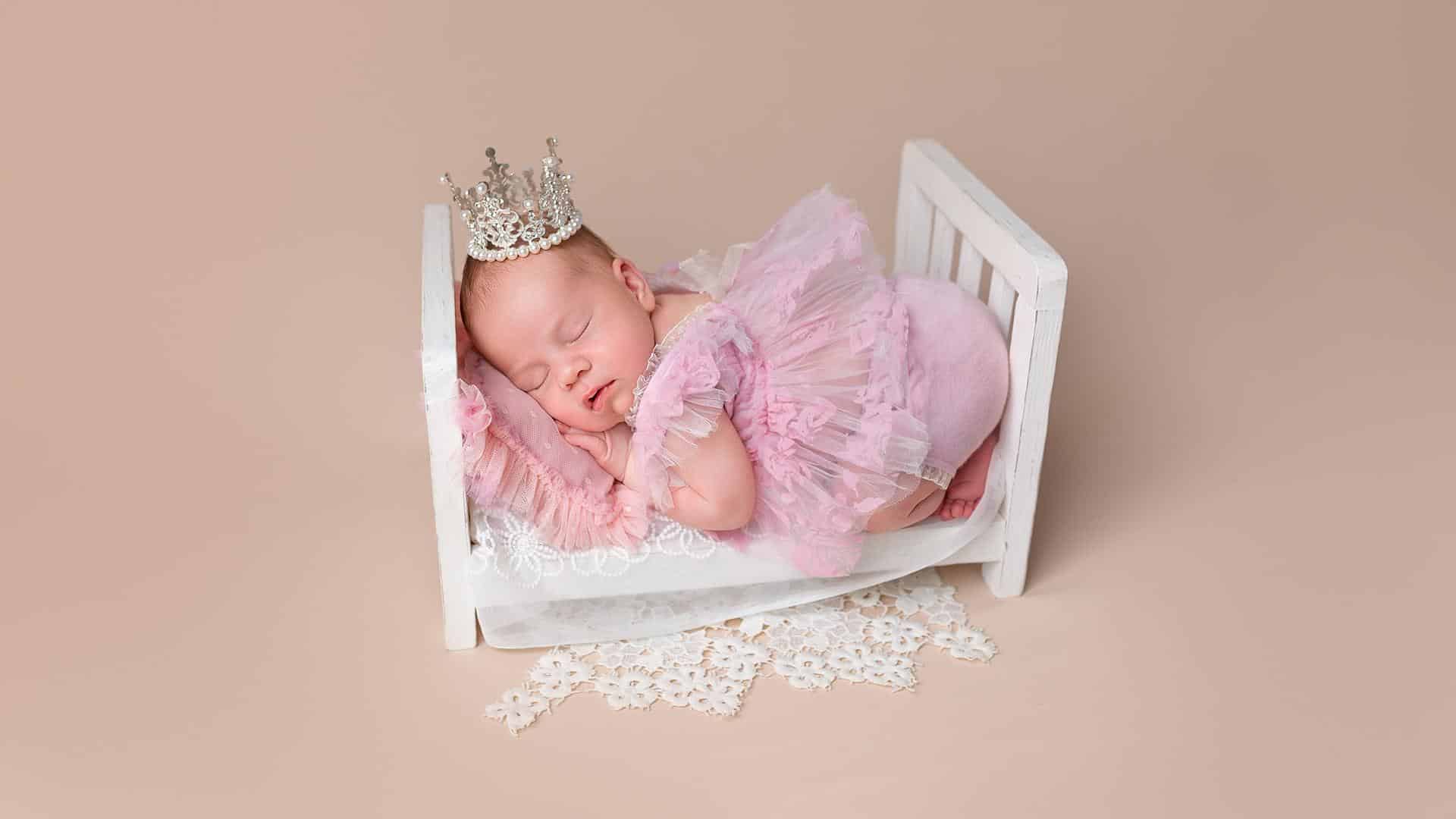 Ensaio newborn com tema de princesa