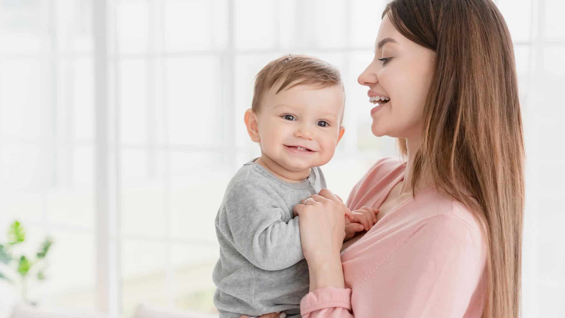 Bebê em desenvolvimento no colo da mãe