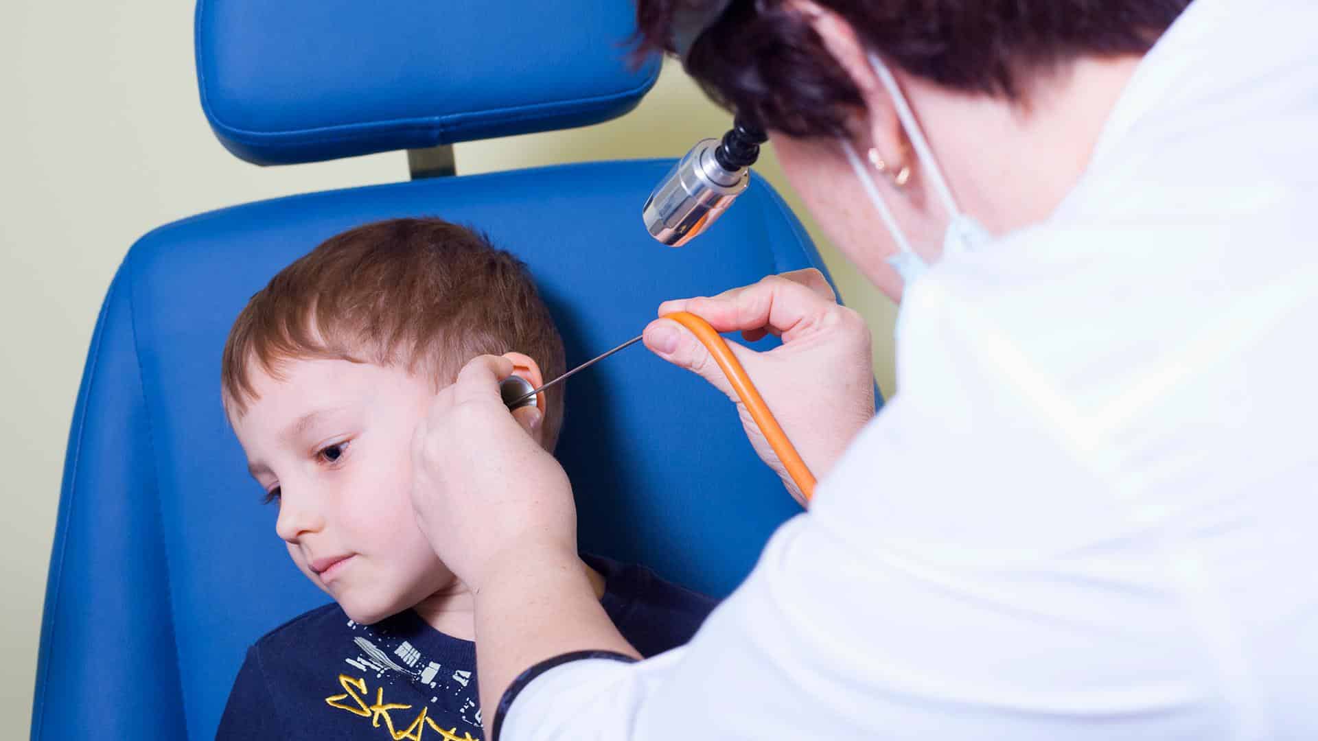 Médico examinando ouvido da criança