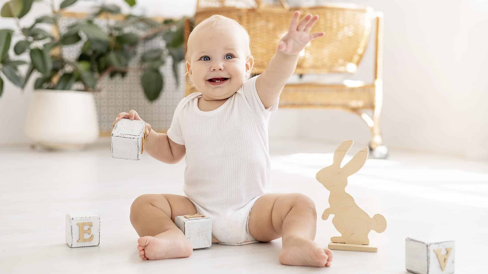Na hora quando o bebê começa a sentar sozinho, cerque-o de brinquedos