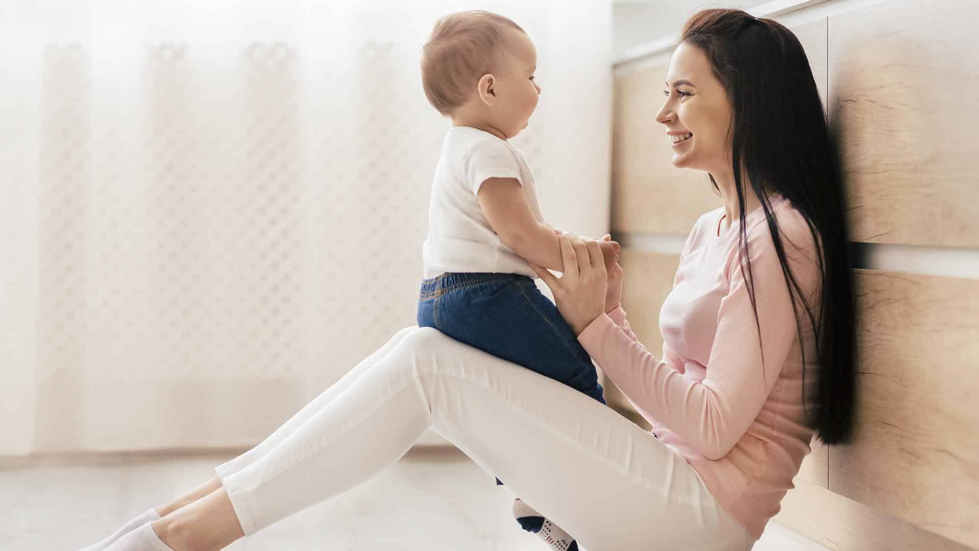 Bebê sentado no colo da mãe