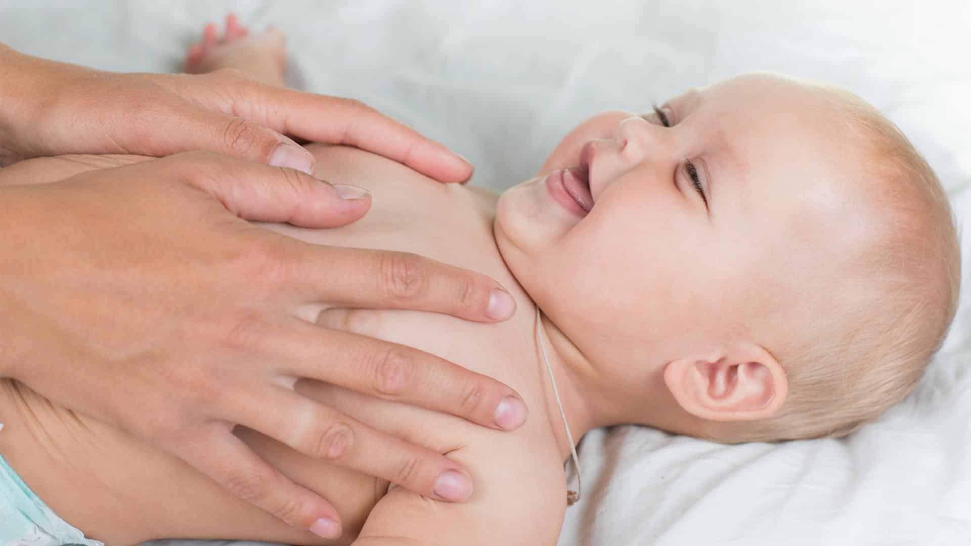 Bebê em momento de relaxamento durante massagem