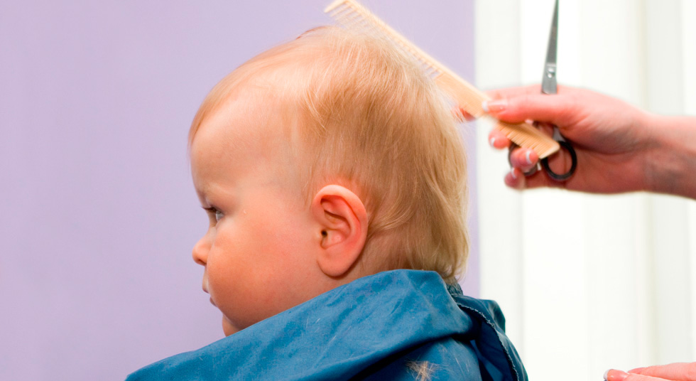 O primeiro corte de cabelo do bebê
