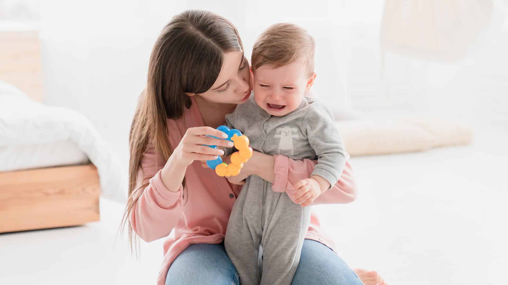 Se o bebê caiu da cama e não se machucou, distraí-lo com um brinquedo é uma boa opção