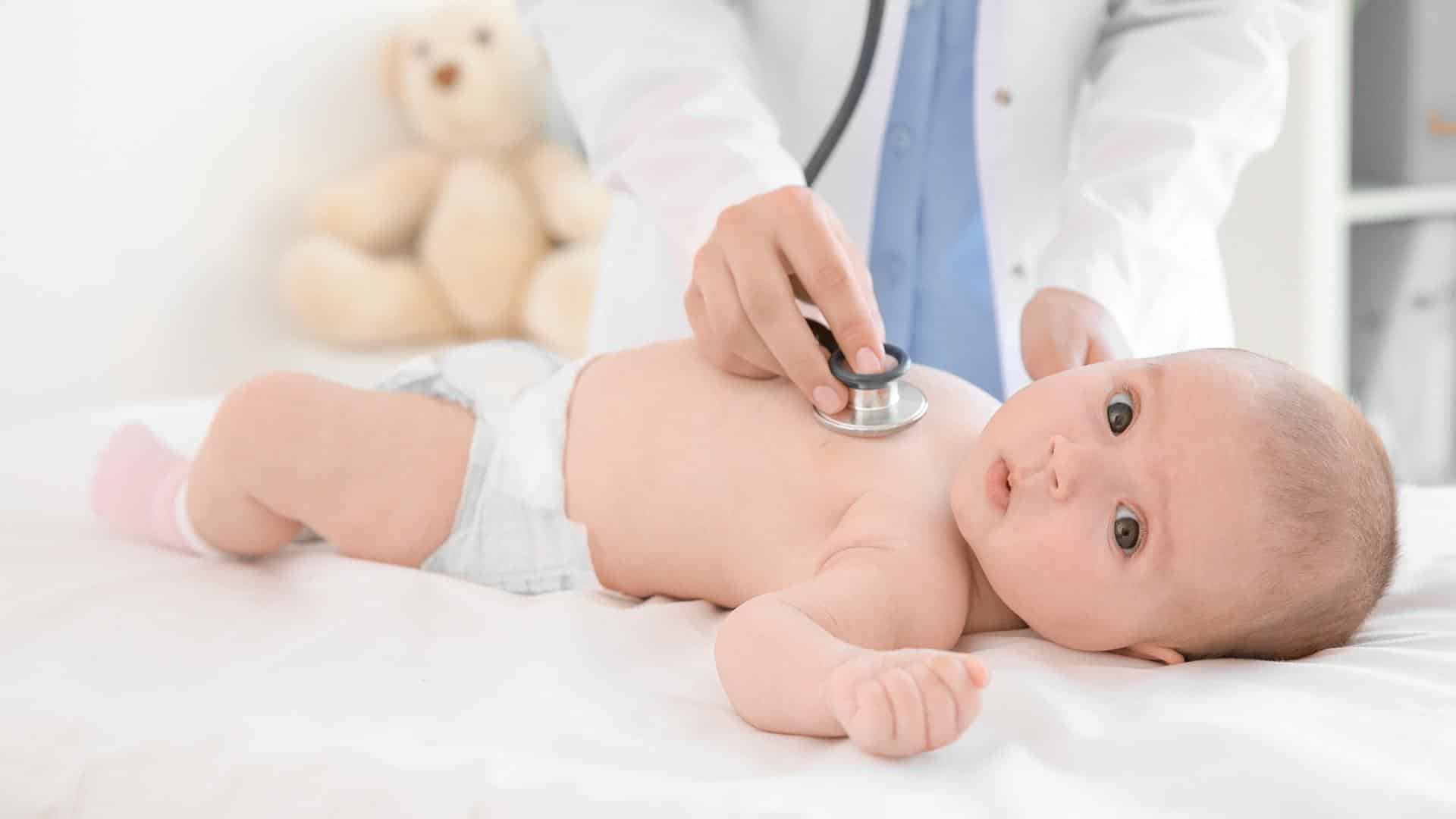 Às vezes é preciso ir ao médico o quanto antes se o bebê caiu da cama