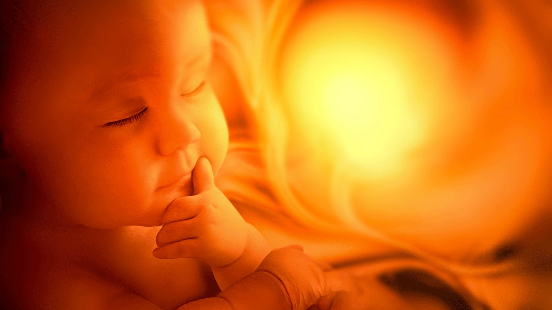 Bebê respirando na barriga, com semblante tranquilo