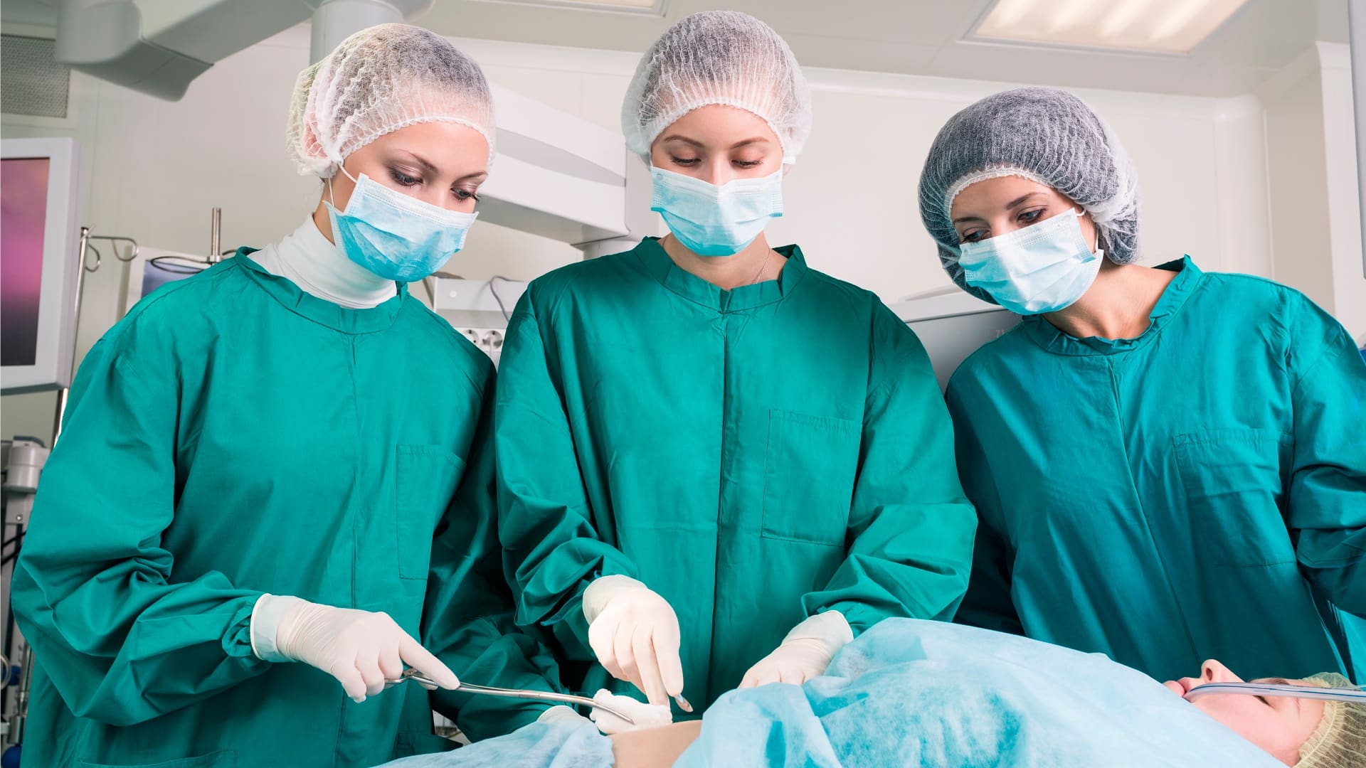 Equipe médica realizando parto