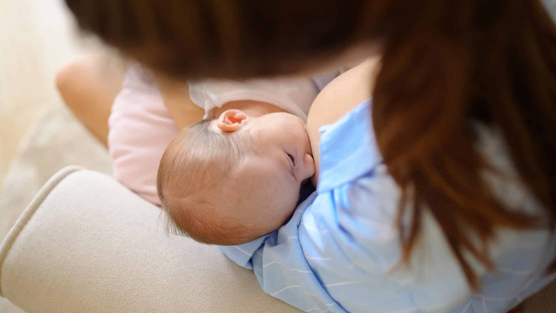 Mãe amamentando bebê