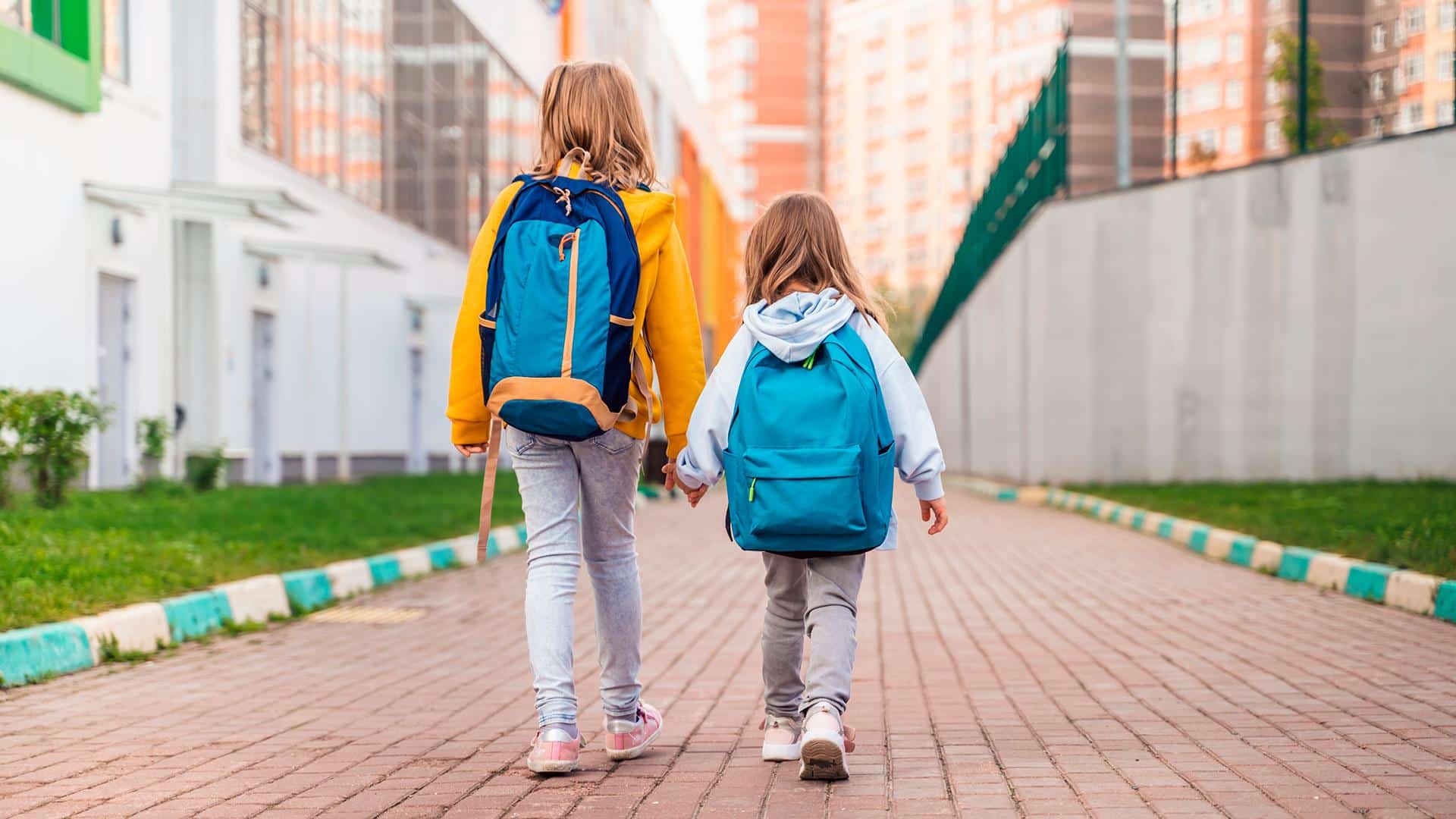 É preciso ter cuidado com o peso nas mochilas das crianças