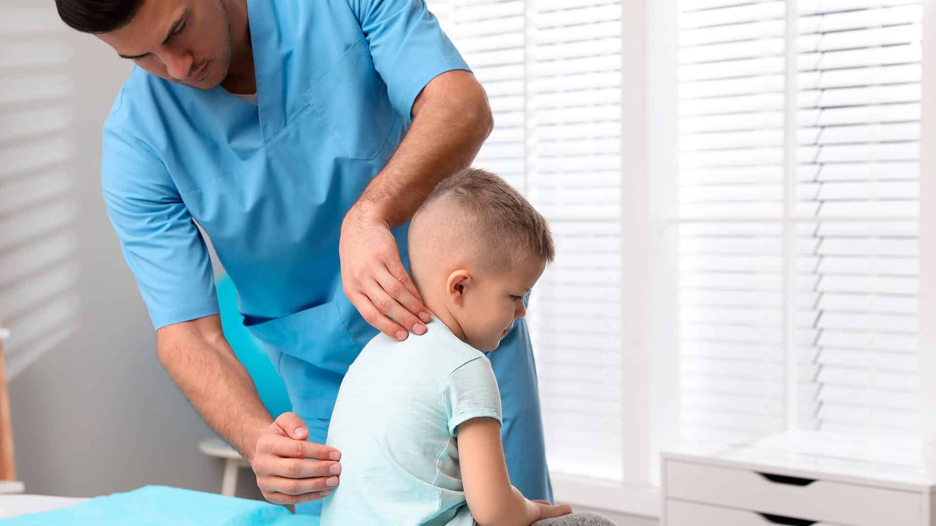 Médico avaliando as costas da criança