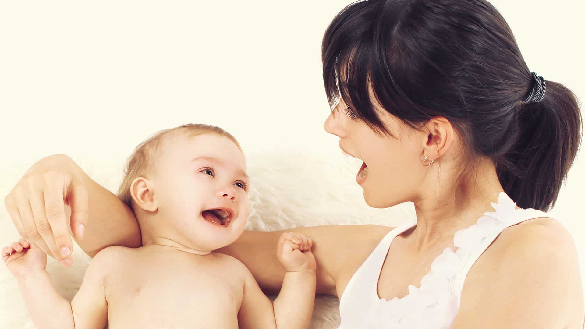 Saber com qual idade o bebê começa a falar é uma das maiores expectativas de uma mãe e pai