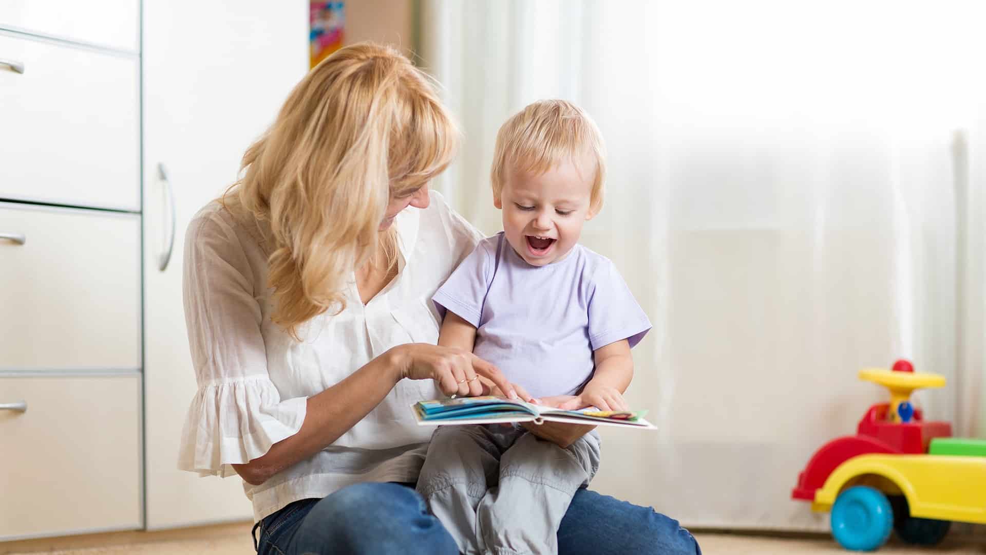 Mãe lendo para bebê