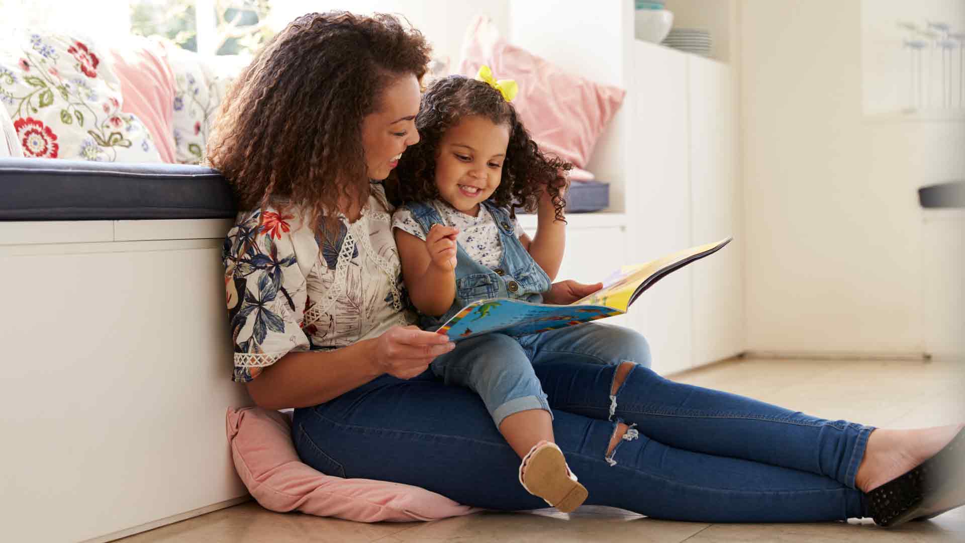 Mãe lendo para a filha