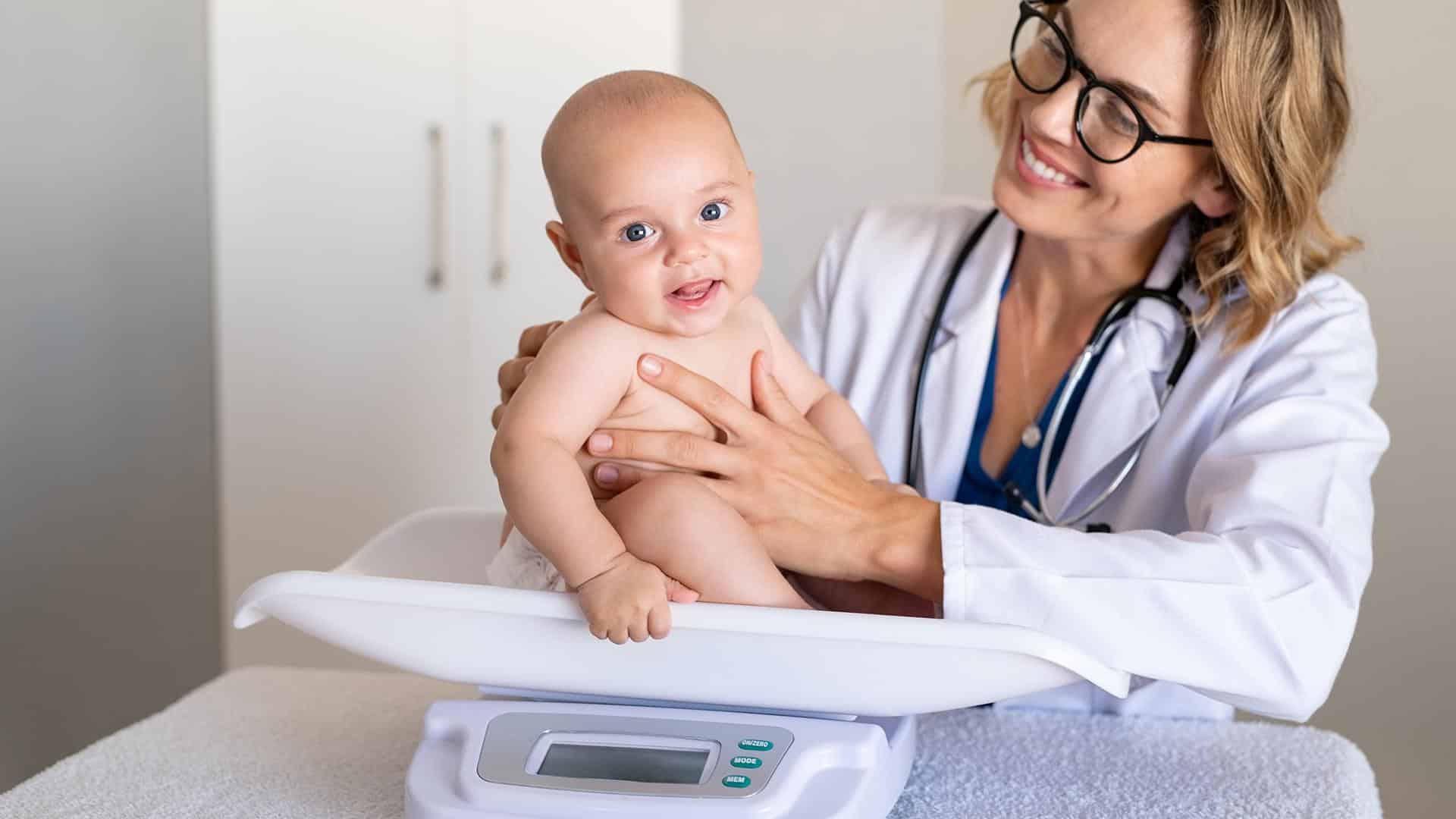 Pediatra avaliando o bebê durante consulta