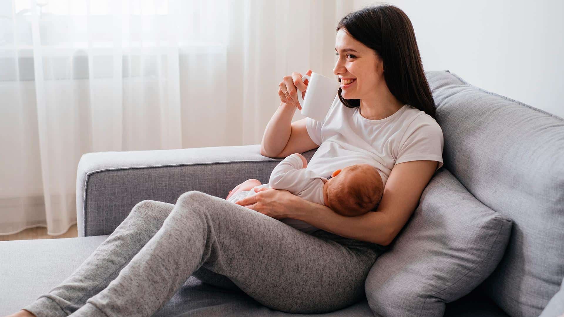 Mãe e bebê durante amamentação