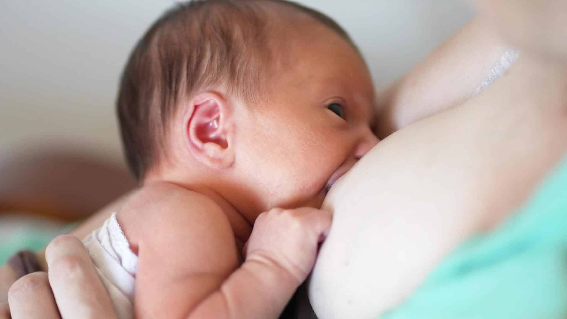 Mãe amamentando bebê