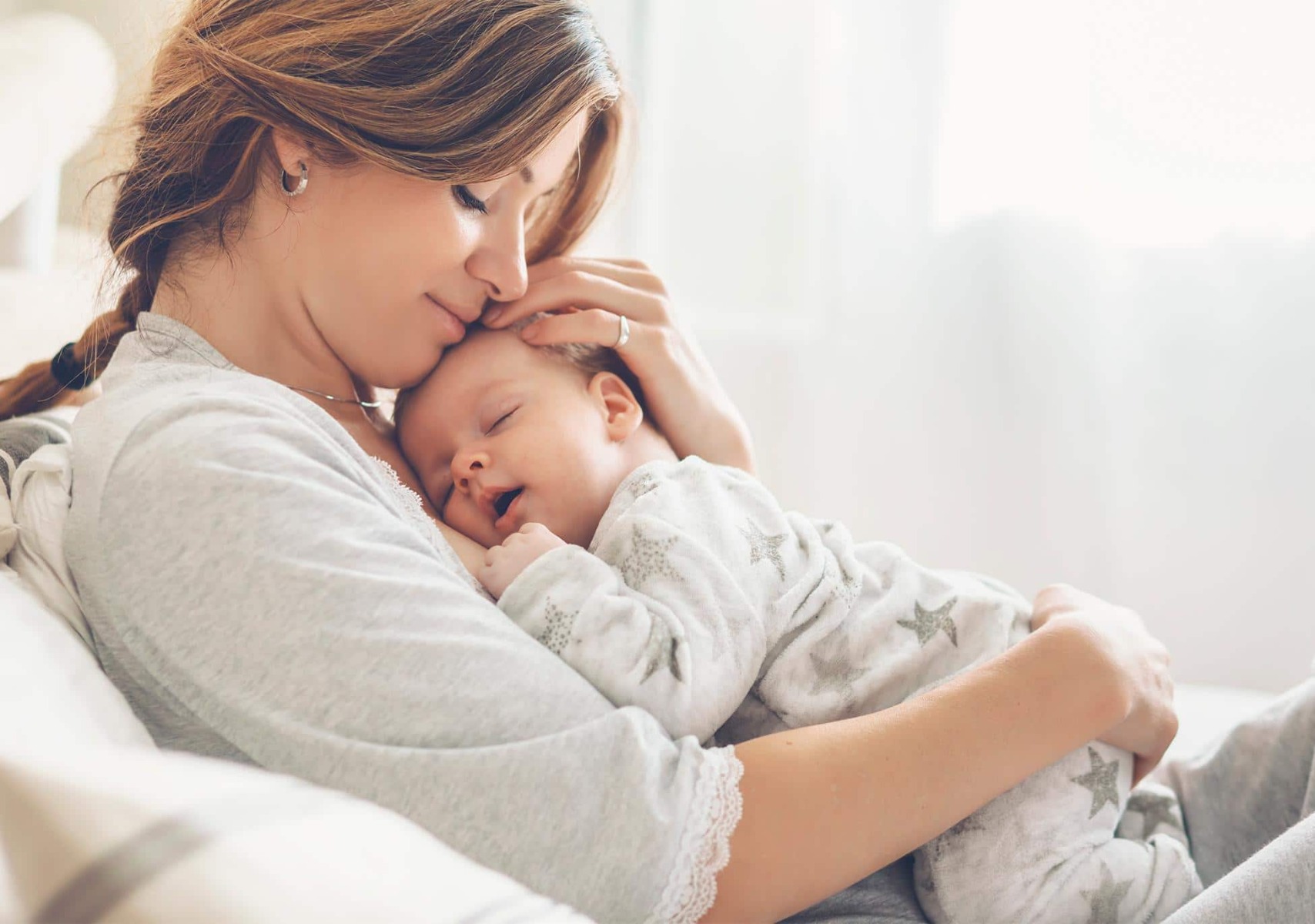 Mãe abraçada ao bebê