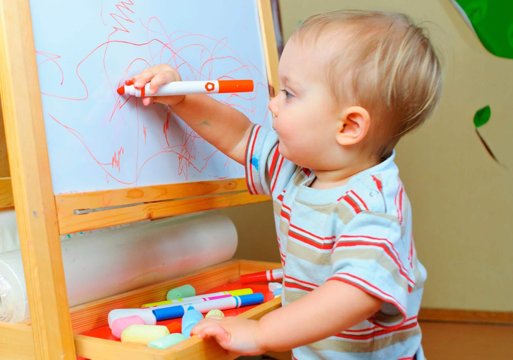 Criança pequena desenhando