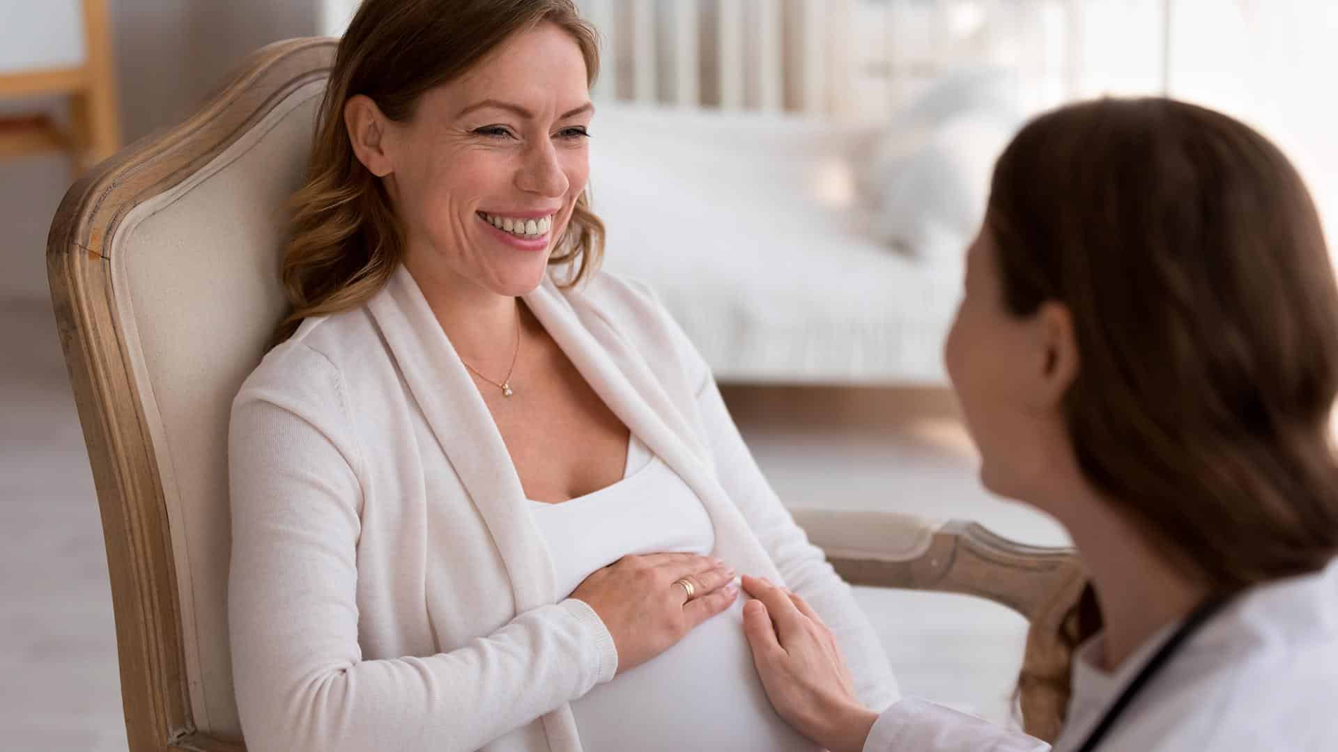 Gestante em consulta médica