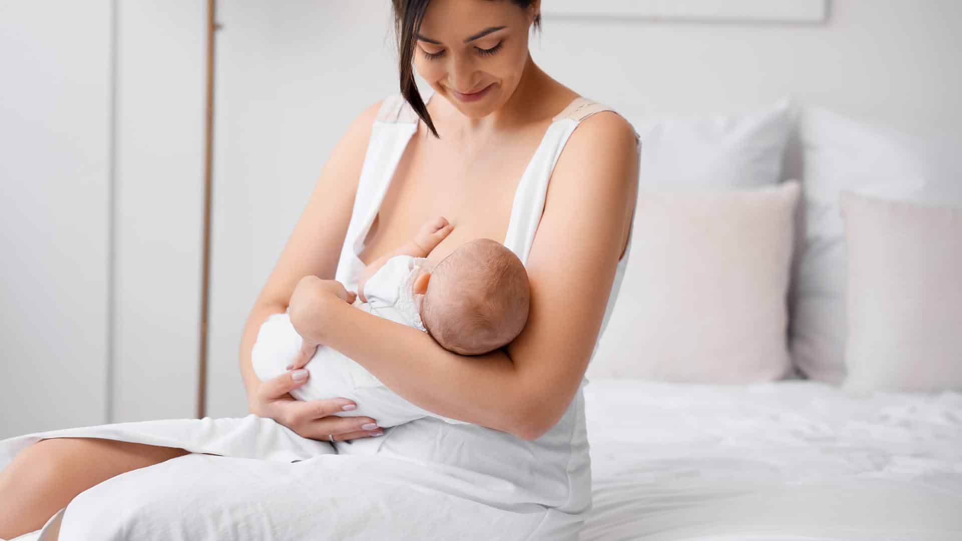 Recém-nascido pode tomar água? A resposta é ‘não’. Ele deve ser amamentado