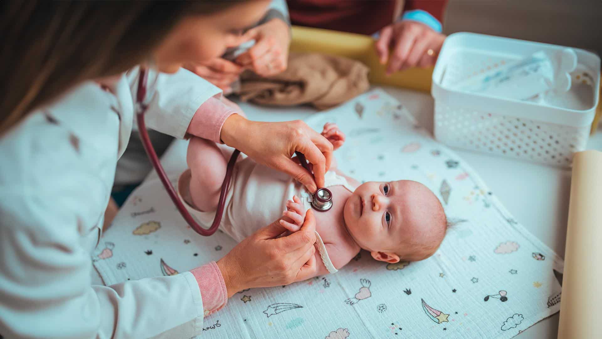 Bebê em avaliação pediátrica